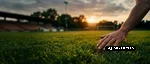 Eine Hand fährt über den gepflegten Rasen eines Fußballplatzes und verdeutlicht die hohe Qualität der professionellen Rasenpflege.