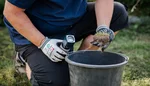 Marcel Matthieu prüft mit einem pH-Tester die Bodenbeschaffenheit einer Rasenfläche.